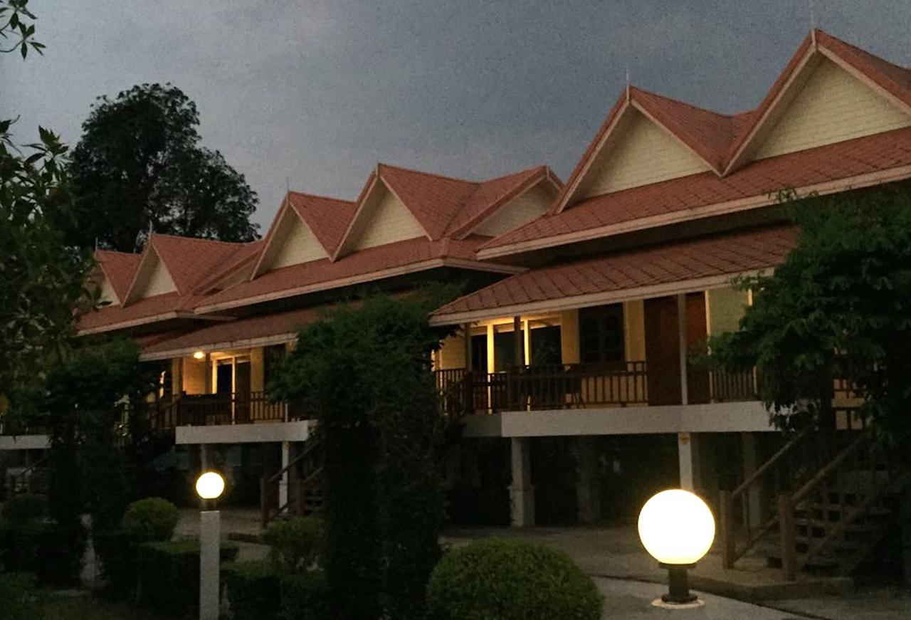 Maeping Mango Riverside Resort Kamphaeng Phet Exterior photo